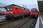 112 189-6 trifft am 11.2.2017 mit dem RE3 (RE3303) von Stralsund Hauptbahnhof nach Berlin Gesundbrunnen in Berlin Lichtenberg auf 442 328-1  Wildau  als RB14 (RB93609)  Airport-Express  nach Berlin