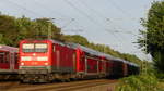 Eine Baureihe 112 zieht eine Doppelstockwagen-Garnitur mit beidseitigem Steuerwagen als RE70 Hamburg - Kiel durch Halstenbek.