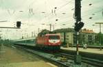 112144 fährt hier am 10.5.1997 mit einem Interregio aus Bremen in Osnabrück HBF ein.