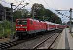 Nachschuss auf 112 180-5 von DB Regio Schleswig-Holstein (DB Regio Nord), die RE 21035 (RE70) nach Hamburg Hbf im Startbahnhof Kiel Hbf auf Gleis 5 bereitstellt.
