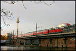 Am 18.11.2006 ist 112104 ich Höhe S Bahn Station Jannowitzbrücke mit einem Dosto in Richtung Berlin Ostbahnhof unterwegs.