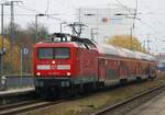 112 189-6 an Zug auf RE 3 am 03.11.2021 / Bf Anklam