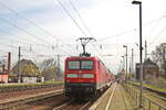 112 113 als RE 5 nach Finsterwalde am 13. April 2022 bei der Ausfahrt aus den Bahnhof Zossen.