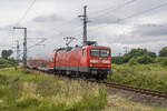 Seit dem 01.07.2022 ist die Berliner Norbahn wieder durchgehend befahrbar. Hier zu sehen der RE5 (3508 Finsterwalde - Stralsund), gezogen von 112 115. Aufgenommen am Abzweig Srg.

