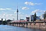 Mit ziemlich mattem Lack kommt 112 112 über die Stadtbahn gefahren und hat soeben den Halt Jannowitzbrücke passiert.

Berlin 13.07.2020