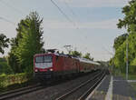Als RE10a kommt die 112 024-5 aus Mosbach-Neckarelz nach Heilbronn Hbf gefahren. Hier ist der Zug am Abend des 6.7.2022 bei der Einfahrt in Offenau zusehen.
