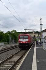 Nach einem kurzen Halt in Gundelsheim schiebt die 112 024-5 ihren WFL Dostockersatzzug als RE12 Langläufer nun durch den Böttingertunnel gen Haßmersheim der ersten badischen Station auf
