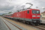 Lok 112 170 des SDZ 34960 nach Potsdam mit der Bezeichnung „Strand-Express“ steht abfahrbereit mit Steuerwagen voraus in Binz. - 23.07.2022

