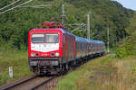 Lok 112 035 mit dem „Strand Express“ auf der Rückfahrt von Binz nach Potzdam hier auf Rügen. - 06.08.2022