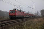 Die DB 112 112 zog am 23.11.2022 durch das neblige Herzsprung den RE3 3308 von Lutherstadt Wittenberg nach Stralsund.