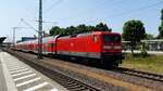 Am 27.5.23 hing 112 185 an einem RE 3 nach Stralsund Hbf, hier bei der Ausfahrt aus Lutherstadt Wittenberg.