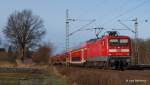 112 178-9 bringt am 28.12.12 einen RE aus Kiel nach Hamburg Hbf, hier bei der Durchfahrt in Halstenbek.