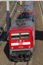 Berlin, Pankow Heinersdorf, DB E-Lok 112 184 (-7) (9180 6 112 184-7 D-DB) mit RE 3 nach Elsterwerda, unter der Fußgängerbrücke durch fahrend.