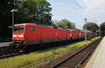 112 156-5 wartet am 30.5.2016 zusammen mit der abgebügelten 112 125-0 und dem RE70 (RE21027) nach Hamburg Hauptbahnhof im Kieler Hauptbahnhof.