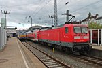 Einfahrt am 25.05.2015 von 112 154 mit einem RE 70 (Kiel Hbf - Hamburg Altona) in den Endbahnhof, als die MaK DE 2700-08 (251 008-9) mit einer NOB nach Westerland (Sylt) am Bahnsteig nebenan