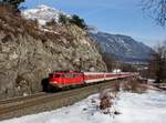 Die 113 268 mit einem Ski Zug am 03.03.2012 unterwegs bei Jenbach.