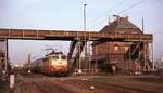 Im April 1988 durcheilt 112 312 im Abendlicht mit einem Eilzug aus Würzburg den ehemaligen Bahnhof Frankfurt Oberrad.