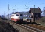 114 497 mit Eilzug nach Bremen beim Posten 120 in Osnabr�ck (27.3.1989).