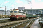 Die Lok 112 490-8 des Bw Dortmund steht mit dem Schnellzug  Rhein Express  abfahrbereit nach Hoek van Holland im Münchner Hauptbahnhof.