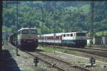 So ungerecht kann die Welt sein: W�hrend 111 059-2 mit einem EC aus Richtung Innsbruck vorbeirauscht, steht der einstige Stolz der DB, die 113 269-5, noch in TEE-Lackierung mit vier G�terw�gen
