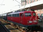 Lok 113 270 hat gerade CNL 417, Komet, in Hamburg-Altona an den Bahnsteig gezogen; Juli 2002.