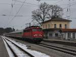 Die 113 268 mit dem IC Gro�glockner am 13.03.2010 bei der Durchfahrt in A�ling. 