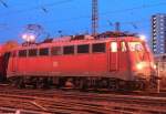 Der Pbz1971, gezogen von 113 309-9, h�lt w�hrend w�hrend seiner Fahrt ab Dortmund nach Frankfurt von 17.54 - 19.03 (planm��ig) in D�sseldorf HBF am 03.03.2010