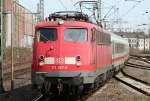 Die 113 267-9 zieht im Sandwich mit 113 309-9 einen Ersatz IC von Hamm nach Bonn auf Umleitung durch D�sseldorf HBF am 02.04.2010