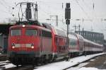 Die 113 267-9 zieht ihren Pbz 2476 bestehend aus einem DOSTO, IC, DOSTO, 9 mal n-Wagen und am Ende die 111 080-8 am 02.01.2011 durch K�ln Messe Deutz.