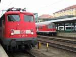 Eine Rheingoldlok der Baureihe 113 steht am 13.3.2006 als RE nach M�nchen Hbf im Hbf Regensburg zur Abfahrt bereit.