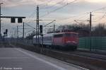 113 267-9 mit zwei Schutzwagen, bei der Durchfahrt in Rathenow und fuhr in Richtung Berlin weiter.