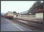 113 311 rollt im Sommer 2001 mit einem Urlauberzug Richtung Alpen.