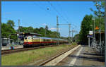 Mit einem farblich passenden Sonderzug der AKE fährt E10 1309 am 28.04.2018 durch den ehemaligen Grenzbahnhof Potsdam-Griebnitzsee.