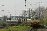 E 10 1309 legt sich am 06.04.2019 mit dem AKE-TEE bei Köln West in die Kurve, in der Bildmitte ist 211 345-4 zu erkennen, die in der Gegenrichtung nach Köln Süd unterwegs ist.