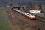 Ebenfalls bis heute ein bekannter und markanter Fotostandpunkt an der Kinzigtalbahn ist die Straßenbrücke am Bahnhof Wirtheim am Vormittag.