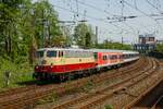 TRI 112 268-8 mit TRI-Wagenüberführung in Wuppertal, Mai 2024.
