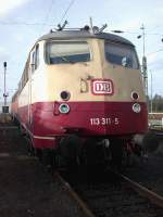 Lok 113 311-5 mit altem DB Zeichen an der Stirnseite.