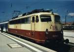 113 265 vor einem IR Kempten - Hof in Landshut Hbf Sommer 1997