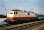 113 311 vor einem IR Hof-Kempten im Sommer 1997 in Landshut Hbf