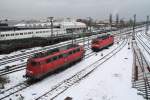 113 309 und 143 029 stehen am 04.01.10 in Frankfurt(Main).