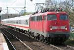 Die 113 309-9 zieht im Sandwich mit 113 267-9 einen Ersatz ICE durch Erkrath am 02.04.2010