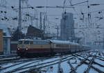 Schnee in Köln. E10 1309 stellt ihren verschneiten AKE-Rheingold bereit zur Fahrten in den Norden.

Köln Hbf, 11. Februar 2017