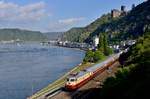 Am 29. April 2017 gab es eine schöne Überraschung im Rheintal. Ein DPF 51 Dortmund Hbf - Heidelberg Hbf war eingelegt, gebildet werden sollte diese Leistung aus der E 10 1309 und einer historischen TEE Garnitur. Veranstalter dieser Fahrt war die AKE Eisenbahntouristik. Bei St. Goarshausen legte ich mich auf die Lauer, der Zug kam dann überpünktlich. So war der Gleisbereich noch etwas schattig, mit dem Endergebnis bin ich aber durchaus zufrieden. Man könnte sich fast der Illusion hingeben, das Bild sei in den späten 1960er Jahren entstanden. Neben mir standen übrigens zwei nette Damen, die von ihren Männern mit Fotoapparaten bewaffnet wurden. Die Herren der Schöpfung standen dann bei Lorch, um den Zug dort zu fotografieren. Ich hoffe, alles funktionierte wie geplant.