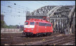 113310 kam am 21.5.1992 solo über die Hohenzollernbrücke in Köln und fährt hier in den HBF Köln ein.