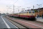 113 309-9 (E10 1309) der AKE Eisenbahntouristik als AKE 50 von Weimar nach Ostseebad Binz erreicht Halle(Saale)Hbf auf Gleis 9.