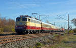 E 10 1309 (113 309) führte am 31.10.18 den kurzen AKE-Teil von Merseburg nach Cottbus über Berlin. Mit den Wagenloks 232 283 und 229 181 rollt sie hier durch Greppin Richtung Dessau.