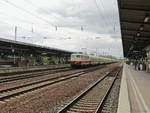 E10 1309 (NVR-Nummer: 91 80 6113 309-9 D-TRAIN) und der AKE Rheingold Wagengarnitur nähert sich dem Bahnhof Berlin Flughafen Schönefeld am 03. Mai 2019.