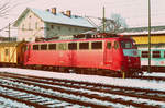 Am 08. Januar 1995 steht Lok 113 308 vor dem Hilfszug im Bw des Bahnhofs Freilassing, 