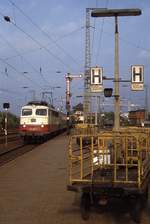 112 485 fährt im Juni 1983 in Gießen ein. Ich muß mich selber wundern, welche damals alltäglichen Details auf dieser Aufnahme verewigt sind ... !