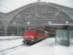 BR 113 mit einem InterCity und viel Schnee im Leipziger Hbf.